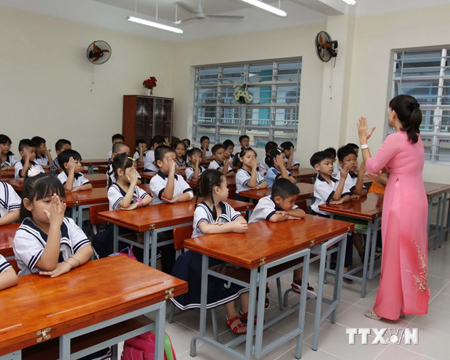 Các em học sinh lớp một, Trường Tiểu học Nguyễn Văn Trỗi, quận Tân Bình, TP.HCM trong ngày tựu trường.